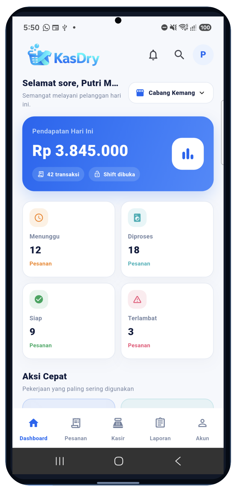 Dashboard KasDry pada smartphone menampilkan pendapatan dan status pesanan Putri Laundry